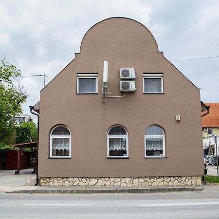 Fitt Maganszallashely Sásd Dış mekan fotoğraf