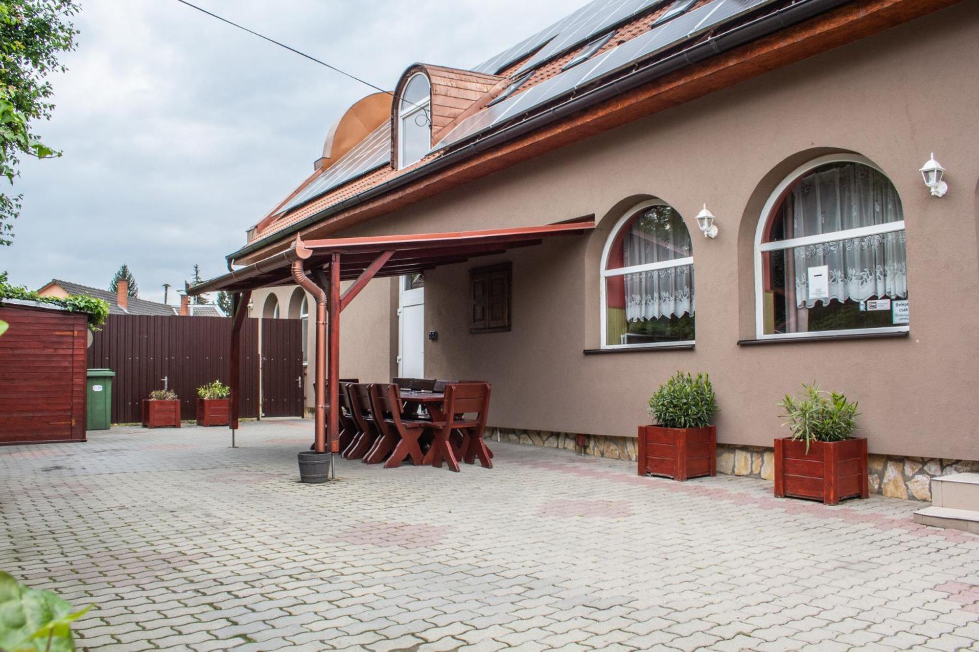 Fitt Maganszallashely Sásd Dış mekan fotoğraf